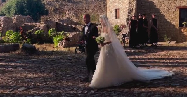 Δείτε τον Πέτρο Κωστόπουλο να παραδίδει την κόρη του, Αμαλία, στον γαμπρό: Η ανάρτησή του στο Instagram Δείτε-τον-Πέτρο-Κωστόπουλο-να-παραδίδει-την-κόρη-του,-Αμαλία,-στον-γαμπρό:-Η-ανάρτησή-του-στο-instagram
