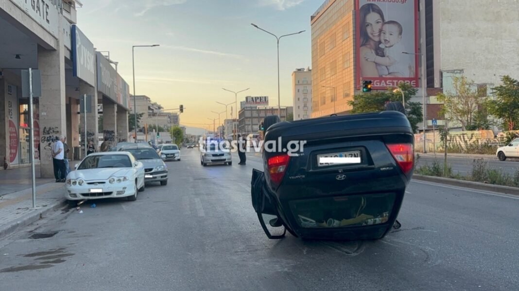 Σοβαρό-τροχαίο-στη-Θεσσαλονίκη:-Αυτοκίνητο-«καρφώθηκε»-πάνω-σε-παρκαρισμένα-ΙΧ-και-ντελαπάρισε,-δείτε-βίντεο