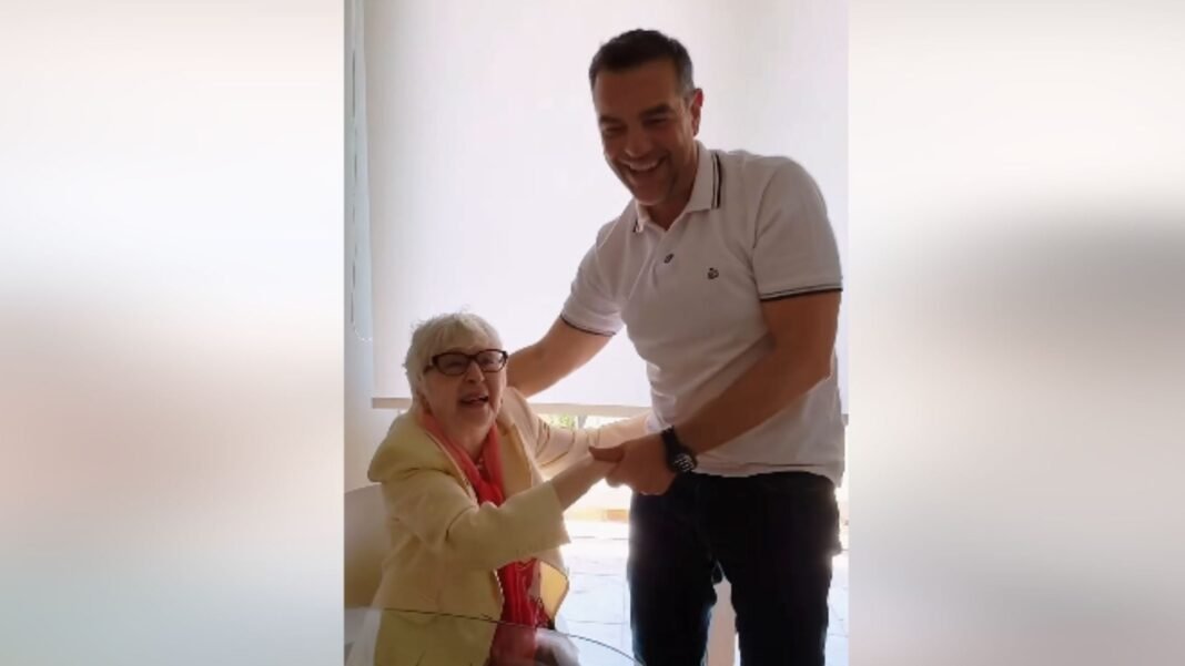 «Τι-έκανε-η-“Θεοπούλα”-στην-ΕΛΑΣ;-–-Θραύση»-–-Το-βίντεο-του-Αλέξη-Τσίπρα-με-την-Έφη-Παπαθεοδώρου