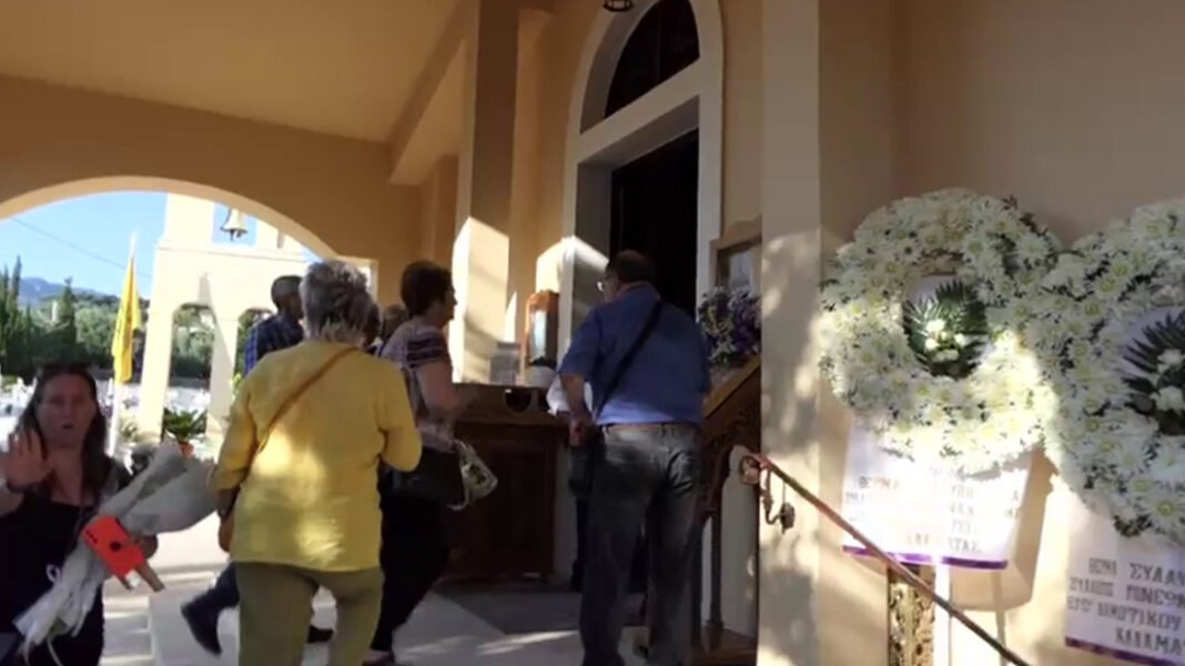 Σε κλίμα οδύνης η κηδεία της Βασιλικής, συγγενείς και φίλοι αποχαιρετούν τη 39χρονη που δολοφονήθηκε στην Καλαμάτα Σε-κλίμα-οδύνης-η-κηδεία-της-Βασιλικής,-συγγενείς-και-φίλοι-αποχαιρετούν-τη-39χρονη-που-δολοφονήθηκε-στην-Καλαμάτα