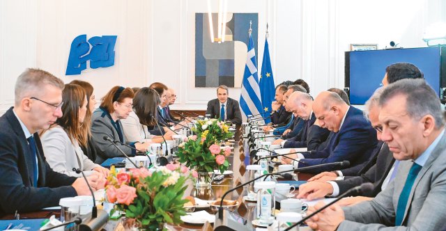 Η ΝΔ βλέπει επανάληψη του διπόλου του 2023 με βασικό αντίπαλο τον Τσίπρα και χτίζει στρατηγική μίας κάλπης κόντρα στη χαλαρή ψήφο Η-ΝΔ-βλέπει-επανάληψη-του-διπόλου-του-2023-με-βασικό-αντίπαλο-τον-Τσίπρα-και-χτίζει-στρατηγική-μίας-κάλπης-κόντρα-στη-χαλαρή-ψήφο