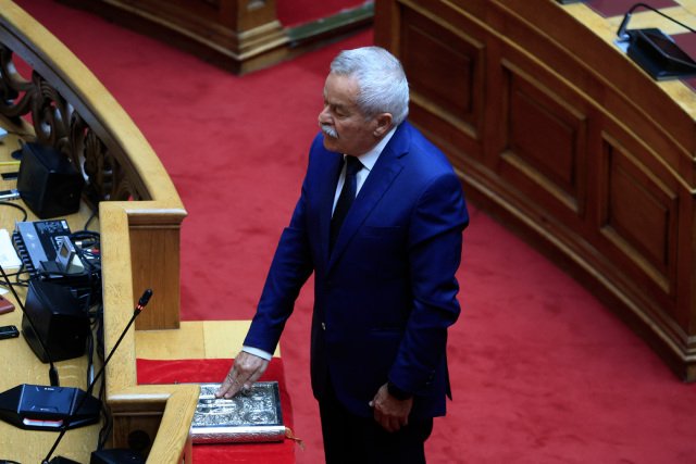 Ορκίστηκε-βουλευτής-ΝΔ-ο-Κώστας-Κόλλιας,-μετά-την-απώλεια-του-Νίκου-Ταγαρά,-δείτε-εικόνες