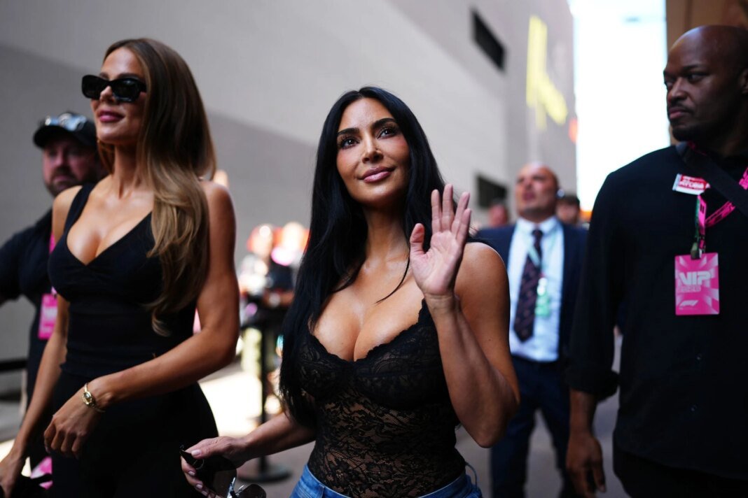 F1: Η Kim Kardashian στο Μονακό στο πλευρό του Hamilton με αποκαλυπτική εμφάνιση f1:-Η-kim-kardashian-στο-Μονακό-στο-πλευρό-του-hamilton-με-αποκαλυπτική-εμφάνιση