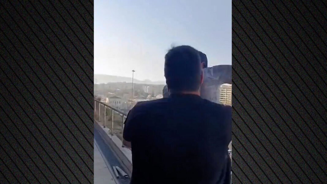 Συγκλονιστικό βίντεο: Αστυνομικοί σώζουν άνδρα που ετοιμαζόταν να πηδήξει από 6ο όροφο κτιρίου στον Πειραιά, Συγκλονιστικό-βίντεο:-Αστυνομικοί-σώζουν-άνδρα-που-ετοιμαζόταν-να-πηδήξει-από-6ο-όροφο-κτιρίου-στον-Πειραιά,