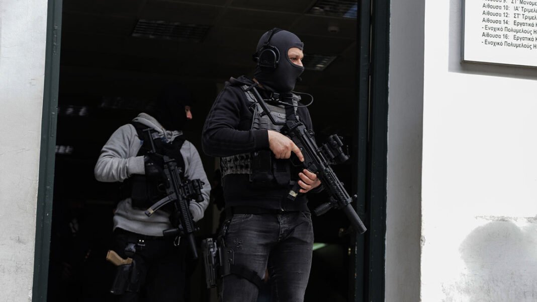Προφυλακίστηκε κι άλλο μέλος της οικογένειας Βιλανάκη: Χλεύαζαν το ελληνικό FBI στα social media με εικόνες AI Προφυλακίστηκε-κι-άλλο-μέλος-της-οικογένειας-Βιλανάκη:-Χλεύαζαν-το-ελληνικό-fbi-στα-social-media-με-εικόνες-ai