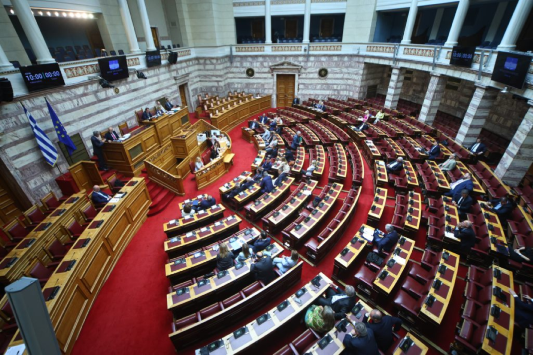 Αντιπαραθέσεις στη Βουλή για τη Συνταγματική Αναθεώρηση – Εγκρίθηκε κατά πλειοψηφία η δίμηνη προθεσμία υποβολής της έκθεσης της Επιτροπής Αντιπαραθέσεις-στη-Βουλή-για-τη-Συνταγματική-Αναθεώρηση-–-Εγκρίθηκε-κατά-πλειοψηφία-η-δίμηνη-προθεσμία-υποβολής-της-έκθεσης-της-Επιτροπής
