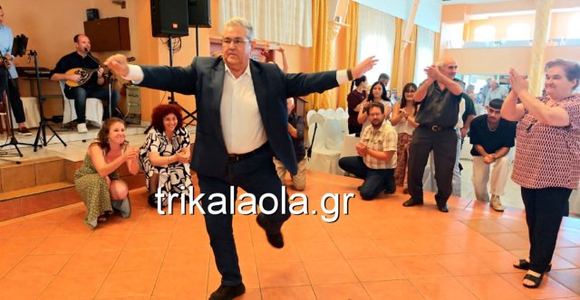 Το-βαρύ-ζεϊμπέκικο-του-Δημήτρη-Κουτσούμπα-στα-Τρίκαλα,-χόρεψε-το-«Στείλε-ουρανέ-μου-ένα-πουλί»,-βίντεο