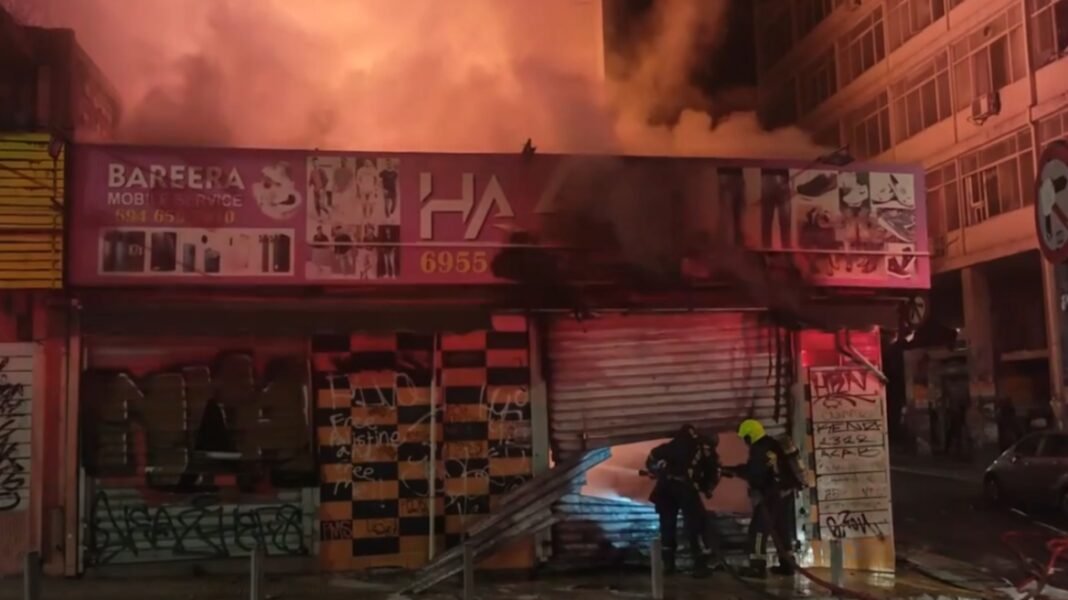 Φωτιά κατέστρεψε ολοσχερώς κατάστημα κινητής τηλεφωνίας στο κέντρο της Αθήνας, δείτε βίντεο Φωτιά-κατέστρεψε-ολοσχερώς-κατάστημα-κινητής-τηλεφωνίας-στο-κέντρο-της-Αθήνας,-δείτε-βίντεο