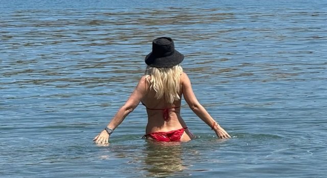 Οι φωτογραφίες της Ελένης Μενεγάκη να απολαμβάνει βουτιά στο Σούνιο και το τρυφερό μήνυμά της στον Ματέο Παντζόπουλο Οι-φωτογραφίες-της-Ελένης-Μενεγάκη-να-απολαμβάνει-βουτιά-στο-Σούνιο-και-το-τρυφερό-μήνυμά-της-στον-Ματέο-Παντζόπουλο