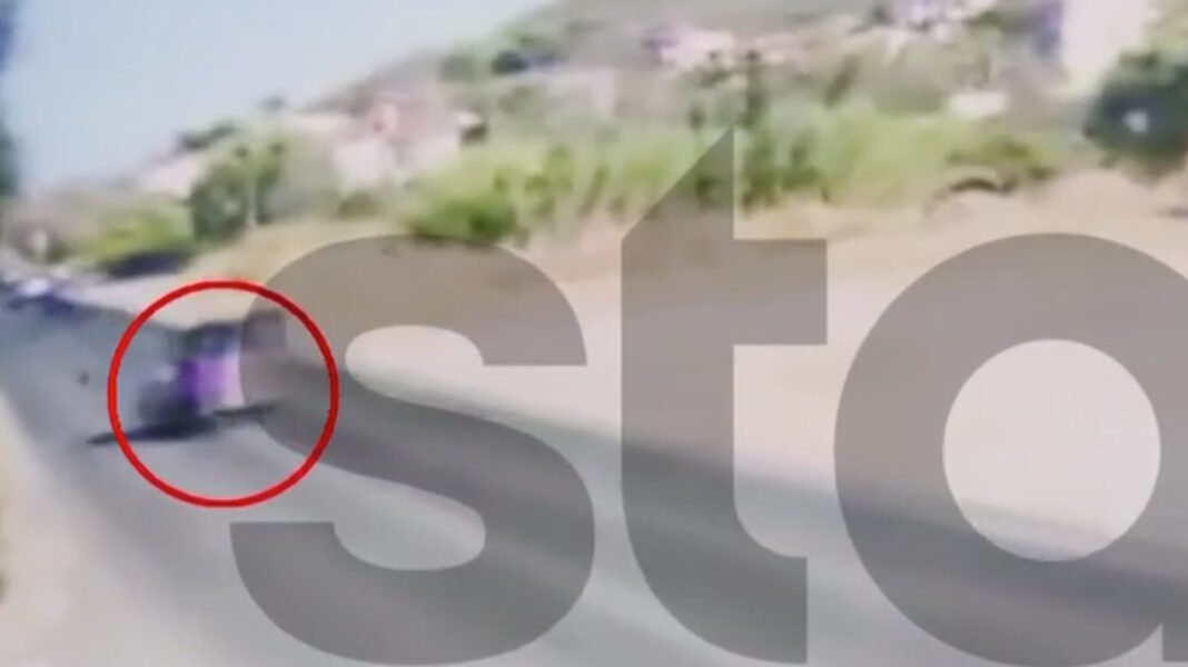 Η στιγμή που αυτοκίνητο στην Ανάβυσσο φεύγει από την πορεία του και πέφτει σε ρεματιά, δείτε βίντεο Η-στιγμή-που-αυτοκίνητο-στην-Ανάβυσσο-φεύγει-από-την-πορεία-του-και-πέφτει-σε-ρεματιά,-δείτε-βίντεο
