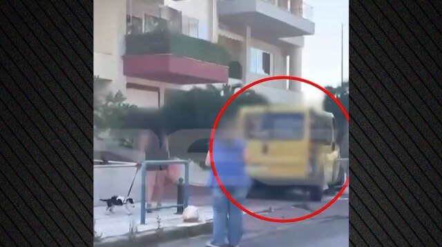 Μεθυσμένη οδηγός προκάλεσε πανικό στο Παλαιό Φάληρο: Έκλεψε βαν, παρέσυρε αυτοκίνητα και προσπάθησε να διαφύγει πεζή, δείτε βίντεο Μεθυσμένη-οδηγός-προκάλεσε-πανικό-στο-Παλαιό-Φάληρο:-Έκλεψε-βαν,-παρέσυρε-αυτοκίνητα-και-προσπάθησε-να-διαφύγει-πεζή,-δείτε-βίντεο