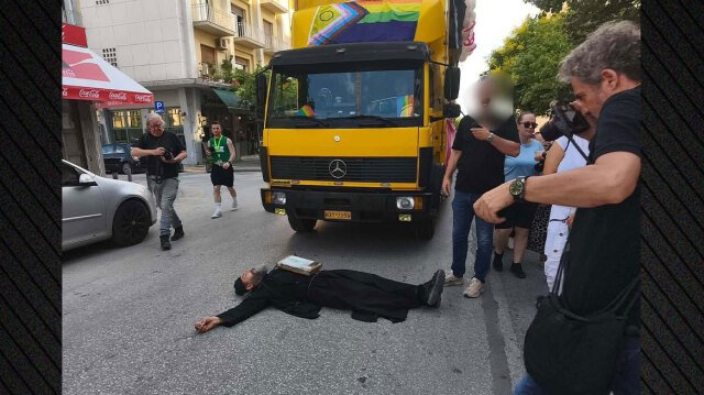 Ρασοφόρος-ξάπλωσε-μπροστά-σε-άρμα-του-pride-στη-Θεσσαλονίκη-φωνάζοντας-«Μετανοείτε»,-δείτε-βίντεο