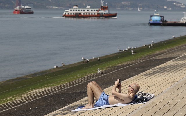 Ισχυρό κύμα καύσωνα στη δυτική και κεντρική Ευρώπη με θερμοκρασίες άνω των 40°C Ισχυρό-κύμα-καύσωνα-στη-δυτική-και-κεντρική-Ευρώπη-με-θερμοκρασίες-άνω-των-40°c