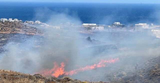 Φωτιά στη Σύρο, 112 για εκκένωση της περιοχής Τρία Λαγγόνια Φωτιά-στη-Σύρο,-112-για-εκκένωση-της-περιοχής-Τρία-Λαγγόνια