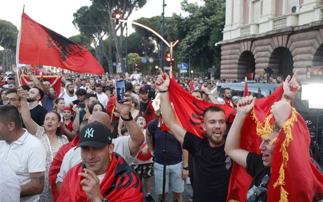 Συνεχίζεται η “επανάσταση των Φλαμίνγκο” στην Αλβανία – Νέες ογκώδεις διαδηλώσεις Συνεχίζεται-η-“επανάσταση-των-Φλαμίνγκο”-στην-Αλβανία-–-Νέες-ογκώδεις-διαδηλώσεις