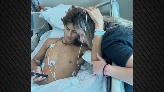 Ο Σταύρος Φλώρος ανέβασε βίντεο με τις αδερφές του να τον λούζουν στο νοσοκομείο: Στην προσπάθεια να κάνουμε τις δύσκολες μέρες λίγο καλύτερες, έγραψε Ο-Σταύρος-Φλώρος-ανέβασε-βίντεο-με-τις-αδερφές-του-να-τον-λούζουν-στο-νοσοκομείο:-Στην-προσπάθεια-να-κάνουμε-τις-δύσκολες-μέρες-λίγο-καλύτερες,-έγραψε