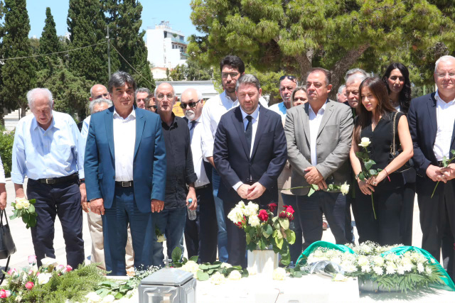 Πολιτικό-μνημόσυνο-στο-Α΄-Νεκροταφείο-στη-μνήμη-του-Ανδρέα-Παπανδρέου,-ποια-στελέχη-του-ΠΑΣΟΚ-έδωσαν-το-«παρών»