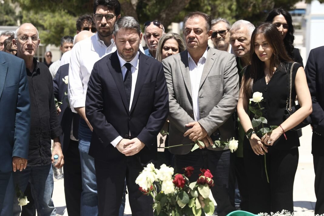 ΠΑΣΟΚ: Πολιτικό μνημόσυνο για τον Ανδρέα Παπανδρέου στο Α’ Νεκροταφείο – Λευκά τριαντάφυλλα στη μνήμη του ΠΑΣΟΚ:-Πολιτικό-μνημόσυνο-για-τον-Ανδρέα-Παπανδρέου-στο-Α’-Νεκροταφείο-–-Λευκά-τριαντάφυλλα-στη-μνήμη-του