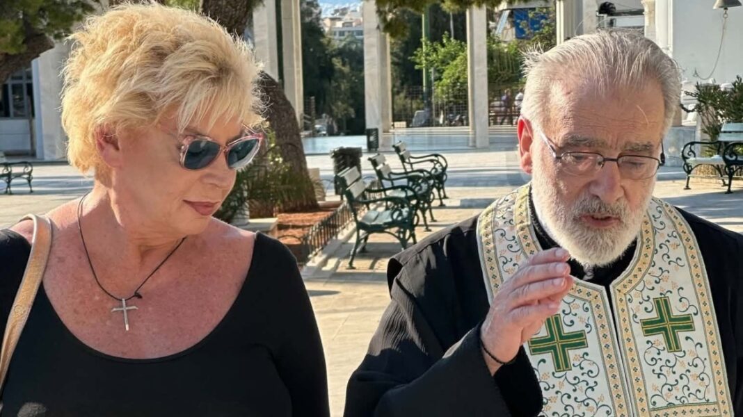 Η λεζάντα της Δήμητρας Λιάνη σε φωτογραφία της από τον τάφο του Παπανδρέου: Η σιγή της μοναχικής αξιοπρέπειας τιμά τον Ανδρέα