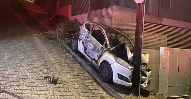 Αυτοκίνητο τυλίχθηκε στις φλόγες και προσέκρουσε σε κολόνα της ΔΕΗ στη Βούλα, δείτε βίντεο Αυτοκίνητο-τυλίχθηκε-στις-φλόγες-και-προσέκρουσε-σε-κολόνα-της-ΔΕΗ-στη-Βούλα,-δείτε-βίντεο