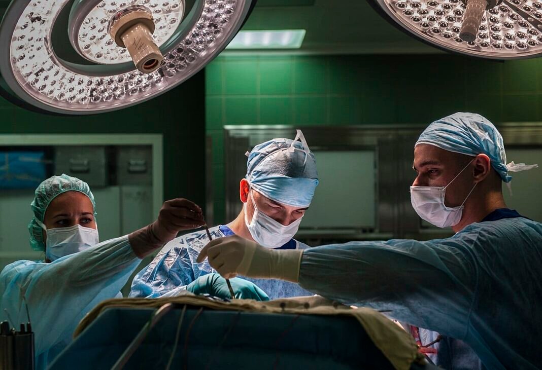 Greek Surgeon Operates in Athens from 8,000 km Away in China greek-surgeon-operates-in-athens-from-8,000-km-away-in-china