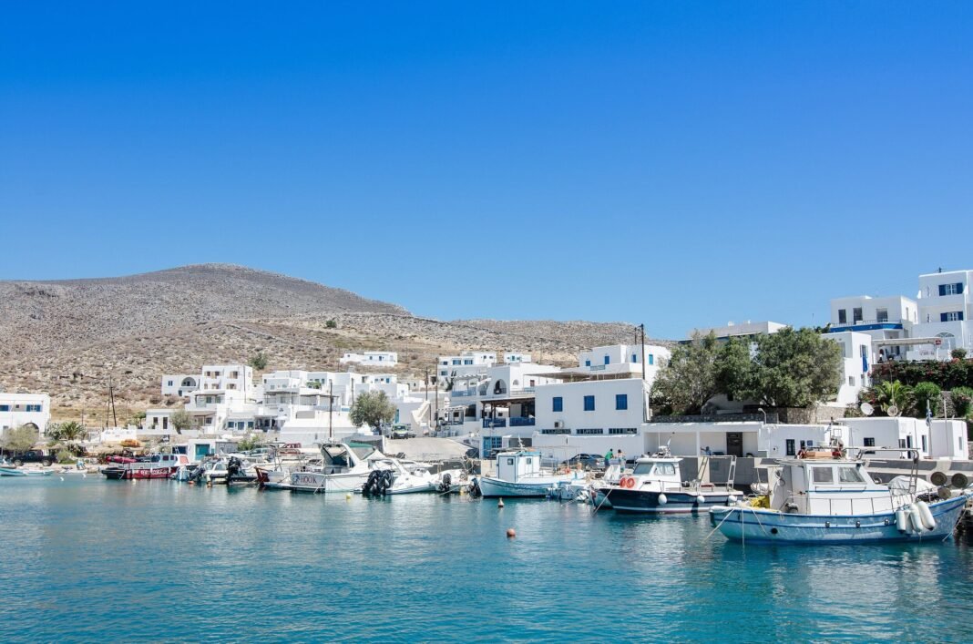 tourism-boom-faces-climate-and-overtourism-risks,-bank-of-greece-warns