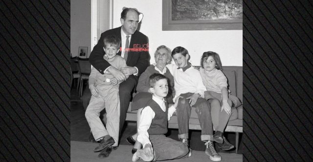 Αδημοσίευτο-φωτογραφικό-ντοκουμέντο:-Ο-Ανδρέας-Παπανδρέου-με-τα-παιδιά-του-και-τη-Σοφία-Μινέικο