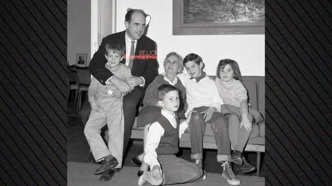 Αδημοσίευτο φωτογραφικό ντοκουμέντο: Ο Ανδρέας Παπανδρέου με τα παιδιά του και τη Σοφία Μινέικο Αδημοσίευτο φωτογραφικό ντοκουμέντο: Ο Ανδρέας Παπανδρέου με τα παιδιά του και τη Σοφία Μινέικο