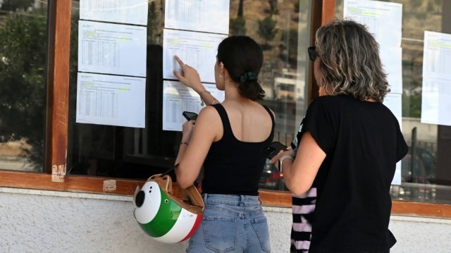 Πανελλαδικές-2026:-Ποιες-τάσεις-διαμορφώνονται-για-τις-βάσεις,-τι-δείχνουν-τα-πρώτα-στοιχεία-από-τις-βαθμολογίες,-δείτε-πίνακες