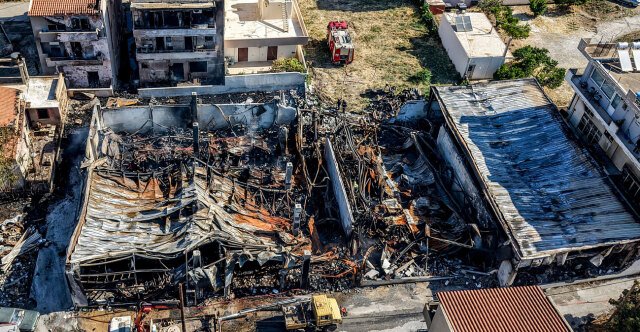 Στάχτη-και-αποκαΐδια-η-αποθήκη-ξυλείας-στο-Ηράκλειο,-μεγάλες-ζημιές-σε-γύρω-σπίτια,-δείτε-φωτογραφίες