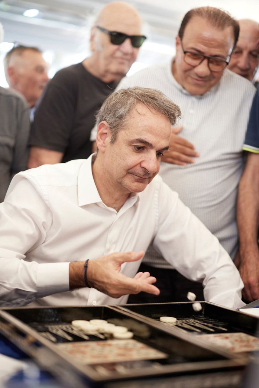 Μητσοτάκης από Νέα Σμύρνη: «Σας θέλουμε σε απόλυτη κινητοποίηση, να φορτίσετε μπαταρίες το καλοκαίρι», έπαιξε τάβλι με πολίτες, εικόνες και βίντεο Μητσοτάκης από Νέα Σμύρνη: «Σας θέλουμε σε απόλυτη κινητοποίηση, να φορτίσετε μπαταρίες το καλοκαίρι», έπαιξε τάβλι με πολίτες, εικόνες και βίντεο