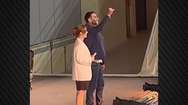 Η ατάκα του Τάσου Ιορδανίδη σε παράσταση που προκάλεσε γέλια: Σαν τον Πειραιά δεν έχει, κι ας είμαι Παναθηναϊκός Η-ατάκα-του-Τάσου-Ιορδανίδη-σε-παράσταση-που-προκάλεσε-γέλια:-Σαν-τον-Πειραιά-δεν-έχει,-κι-ας-είμαι-Παναθηναϊκός