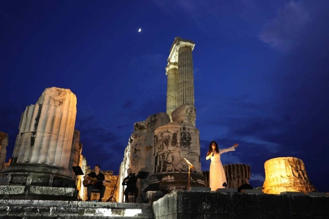 Enchanting Performance of World’s Oldest Surviving Song in Ancient Greek Temple enchanting-performance-of-world’s-oldest-surviving-song-in-ancient-greek-temple