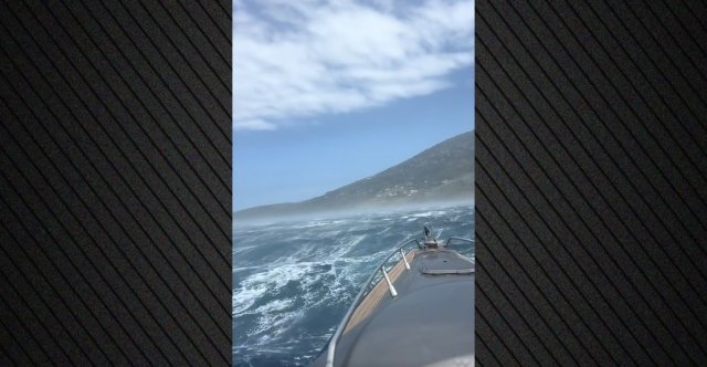 Η-μάχη-ενός-φουσκωτού-με-τα-κύματα-στη-Άνδρο,-δείτε-βίντεο