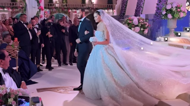 Η-εντυπωσιακή-είσοδος-του-γιου-των-Χούρι-με-τη-σύζυγό-του-στη-δεξίωση-μετά-τον-γάμο-τους,-δείτε-βίντεο