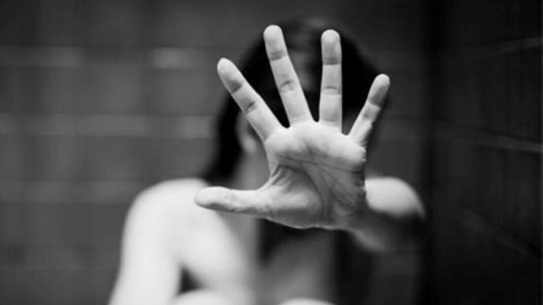 «Θα-φάει-τη-φυλακή-του-και-θα-ησυχάσει»,-λέει-η-μητέρα-του-50χρονου-που-κρατούσε-όμηρο-την-πρώην-σύζυγό-του-και-απειλούσε-να-την-κάψει-ζωντανή