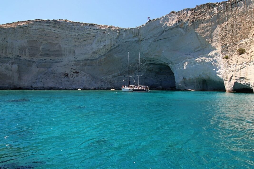 10-reasons-to-visit-greece’s-milos,-the-home-of-venus-de-milo