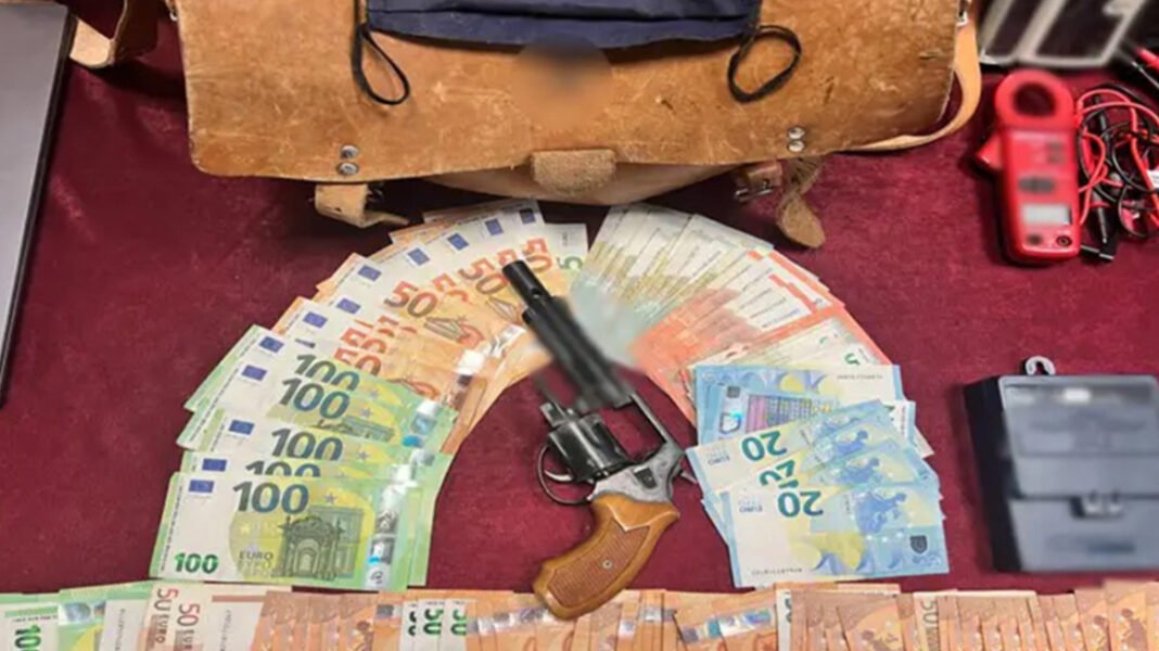 Ελεύθεροι με όρους και εγγύηση έως 50.000 ευρώ τρεις κατηγορούμενοι για ρευματοκλοπές στη Θεσσαλονίκη Ελεύθεροι-με-όρους-και-εγγύηση-έως-50.000-ευρώ-τρεις-κατηγορούμενοι-για-ρευματοκλοπές-στη-Θεσσαλονίκη