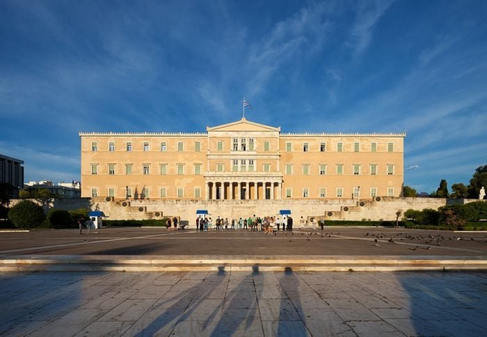 trust-in-greece’s-government-falls-to-24%,-oecd-finds
