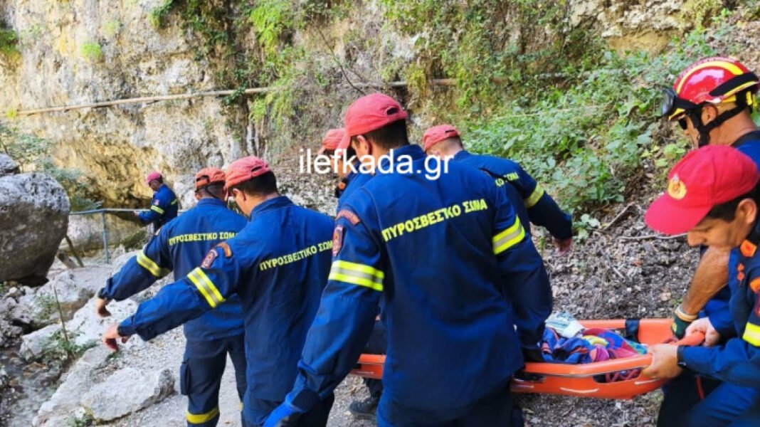 Λευκάδα:-Βράχος-έπεσε-στο-κεφάλι-ελληνοβρετανίδας-τουρίστριας,-δίνει-μάχη-για-να-κρατηθεί-στη-ζωή