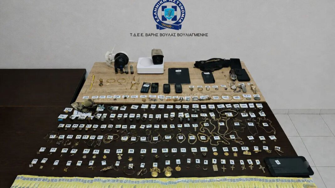 Συνελήφθησαν δύο άτομα που εξαπατούσαν πολίτες παριστάνοντας τους υπαλλήλους εταιρείας παροχής ηλεκτρικής ενέργειας Συνελήφθησαν-δύο-άτομα-που-εξαπατούσαν-πολίτες-παριστάνοντας-τους-υπαλλήλους-εταιρείας-παροχής-ηλεκτρικής-ενέργειας