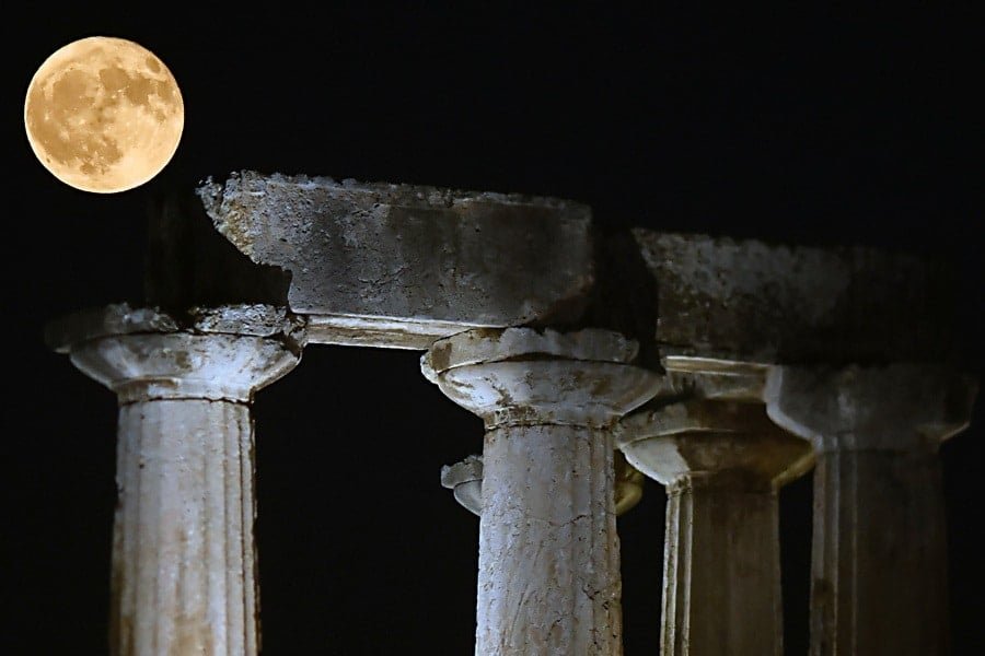 june’s-strawberry-moon-lights-up-the-skies-over-greece