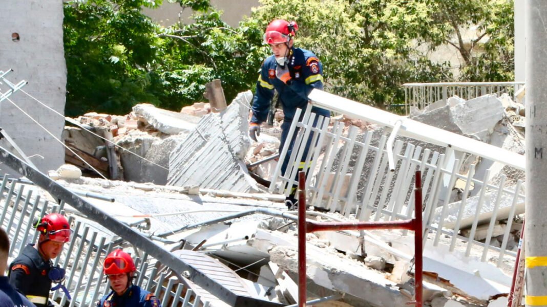 Η-στιγμή-της-κατάρρευσης-της-πολυκατοικίας-στα-Πετράλωνα,-δείτε-φωτογραφίες