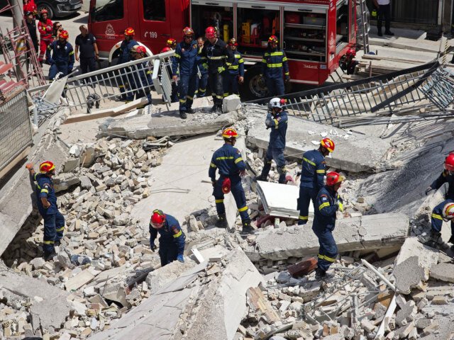 Πέντε προσαγωγές για την κατάρρευση της πολυκατοικίας στα Πετράλωνα, έρευνες για μία ηλικιωμένη Πέντε-προσαγωγές-για-την-κατάρρευση-της-πολυκατοικίας-στα-Πετράλωνα,-έρευνες-για-μία-ηλικιωμένη