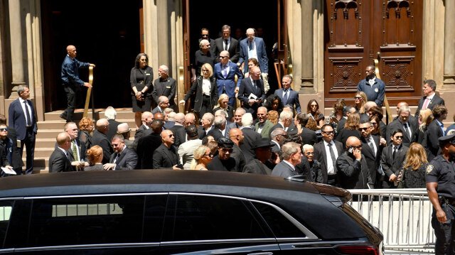 Συγκίνηση στην κηδεία του Κλάιβ Ντέιβις, πλήθος αστέρων έδωσαν το παρών Συγκίνηση-στην-κηδεία-του-Κλάιβ-Ντέιβις,-πλήθος-αστέρων-έδωσαν-το-παρών