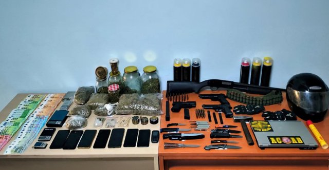 Καραμπίνα,-πιστόλια-και-μαχαίρια-είχε-η-εγκληματική-οργάνωση-που-έκανε-οπαδικές-επιθέσεις-και-διακινούσε-ναρκωτικά-στη-Θεσσαλονίκη,-δείτε-φωτογραφίες