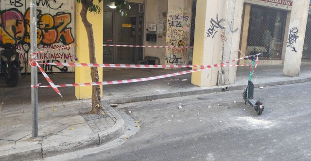 Κομμάτια από πρόσοψη πολυκατοικίας έπεσαν στην οδό Κολοκοτρώνη στο κέντρο της Αθήνας, δείτε εικόνες Κομμάτια-από-πρόσοψη-πολυκατοικίας-έπεσαν-στην-οδό-Κολοκοτρώνη-στο-κέντρο-της-Αθήνας,-δείτε-εικόνες