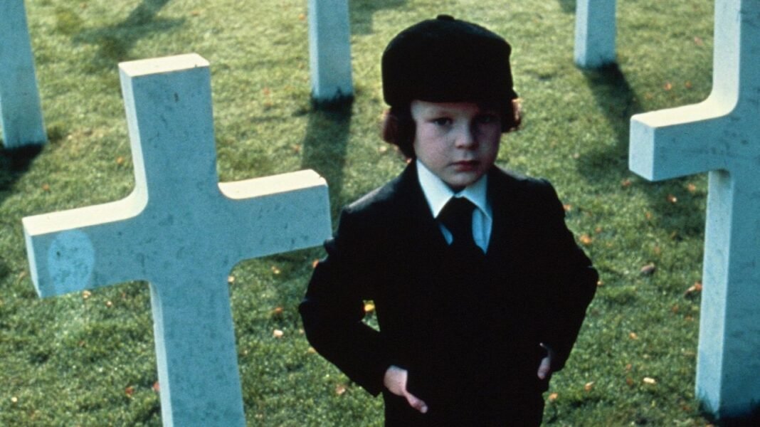 the-omen:-50-χρόνια-από-την-ταινία-τρόμου-που-απέκτησε-τη-φήμη-της-πιο-καταραμένης-του-σινεμά