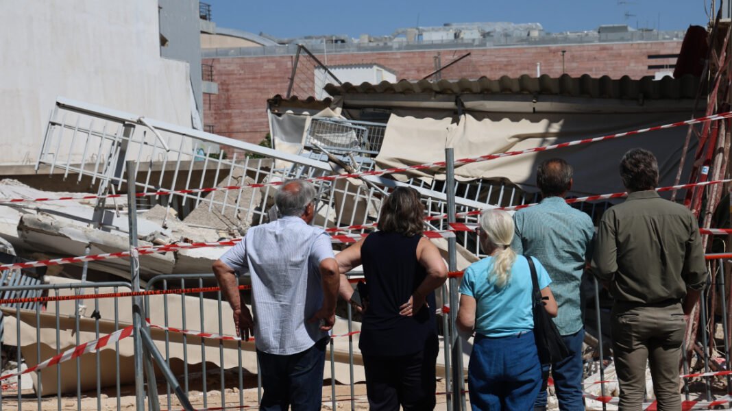 Η επόμενη ημέρα στην οδό Αλκμήνης στα Πετράλωνα, βουνό από συντρίμμια και χαλάσματα: «Όλοι φώναζαν, μόνο με σεισμό πέφτουν έτσι κτήρια» Η-επόμενη-ημέρα-στην-οδό-Αλκμήνης-στα-Πετράλωνα,-βουνό-από-συντρίμμια-και-χαλάσματα:-«Όλοι-φώναζαν,-μόνο-με-σεισμό-πέφτουν-έτσι-κτήρια»