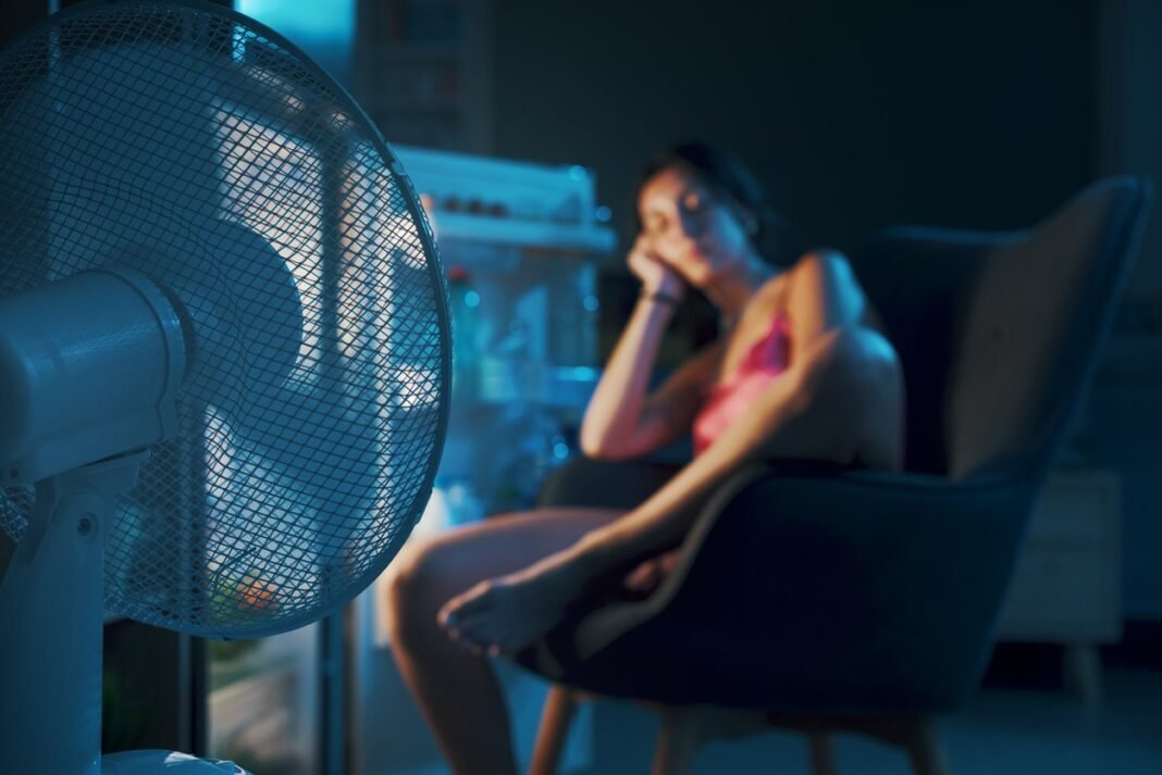 Ζέστη: Γιατί το καλοκαίρι ξυπνάμε μέσα στη νύχτα – Τι συμβαίνει όταν διακόπτεται ο ύπνος μας Ζέστη:-Γιατί-το-καλοκαίρι-ξυπνάμε-μέσα-στη-νύχτα-–-Τι-συμβαίνει-όταν-διακόπτεται-ο-ύπνος-μας